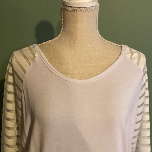 White top NWT sheer on sleeves size M 100% polyester - Picture 3 of 8